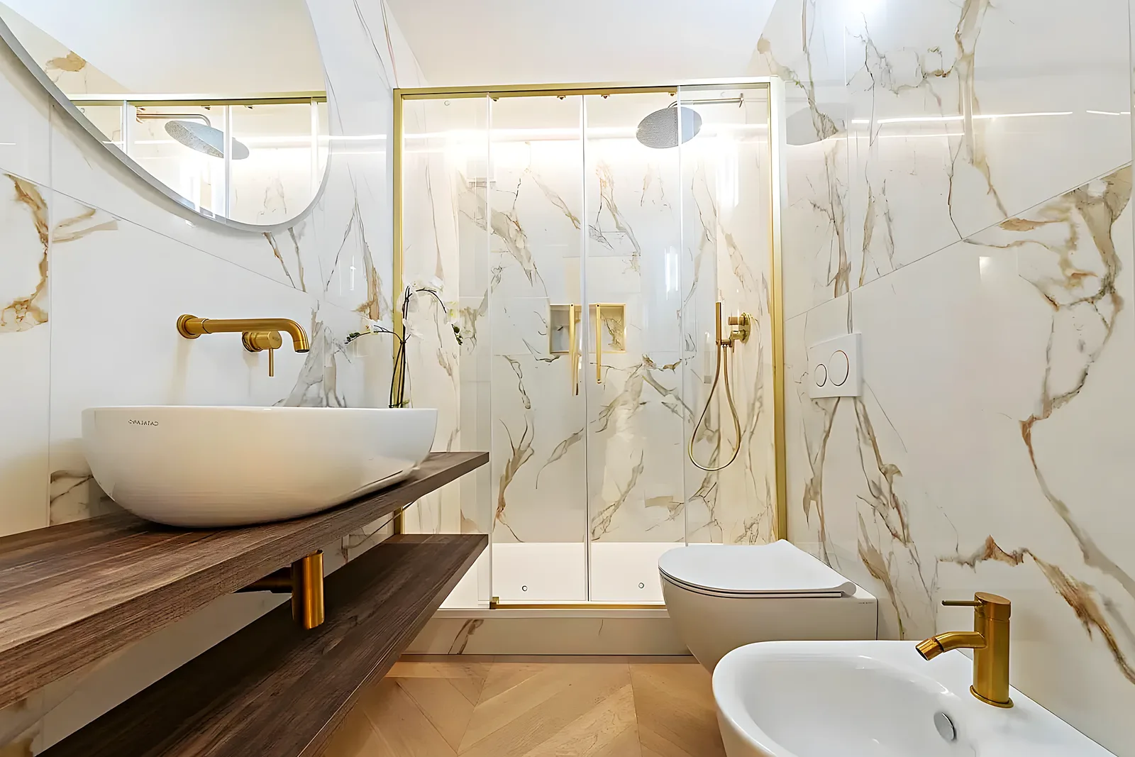 Salle de bain premium en marbre avec robinetterie dorée dans une villa d’El Limonar, Málaga