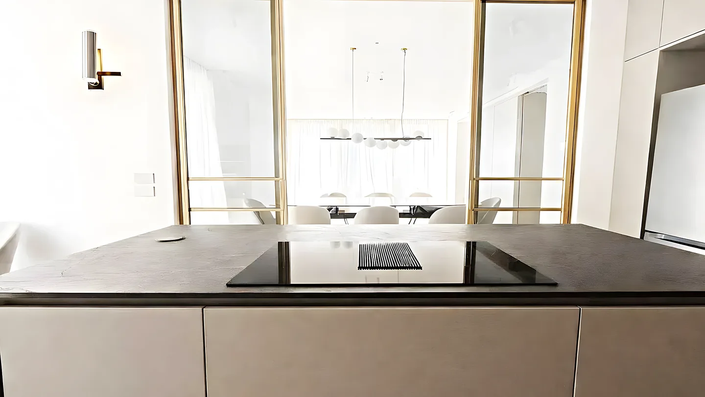 Cocina abierta al salón en un piso reformado de Teatinos, Málaga