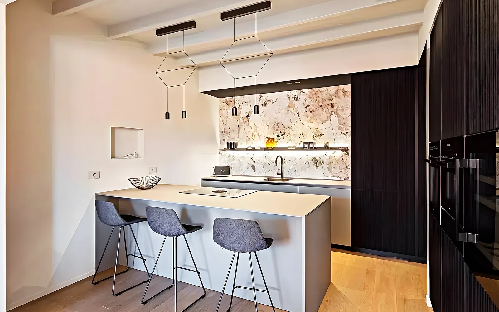 Cocina reformada con isla y frentes de madera, ejemplo de cuánto cuesta reformar una cocina de gama media