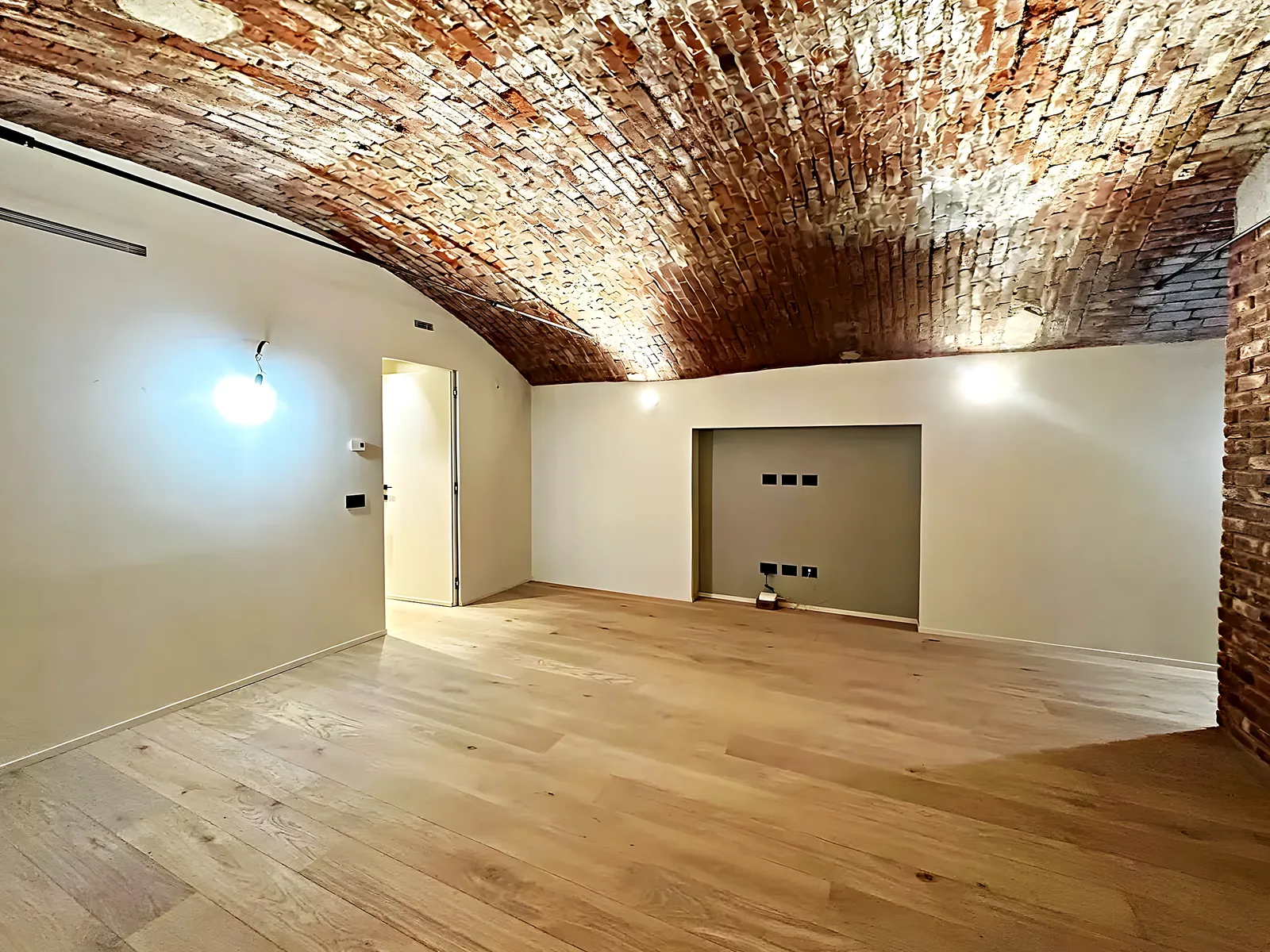 Local commercial rénové à Málaga avec voûte en brique apparente restaurée