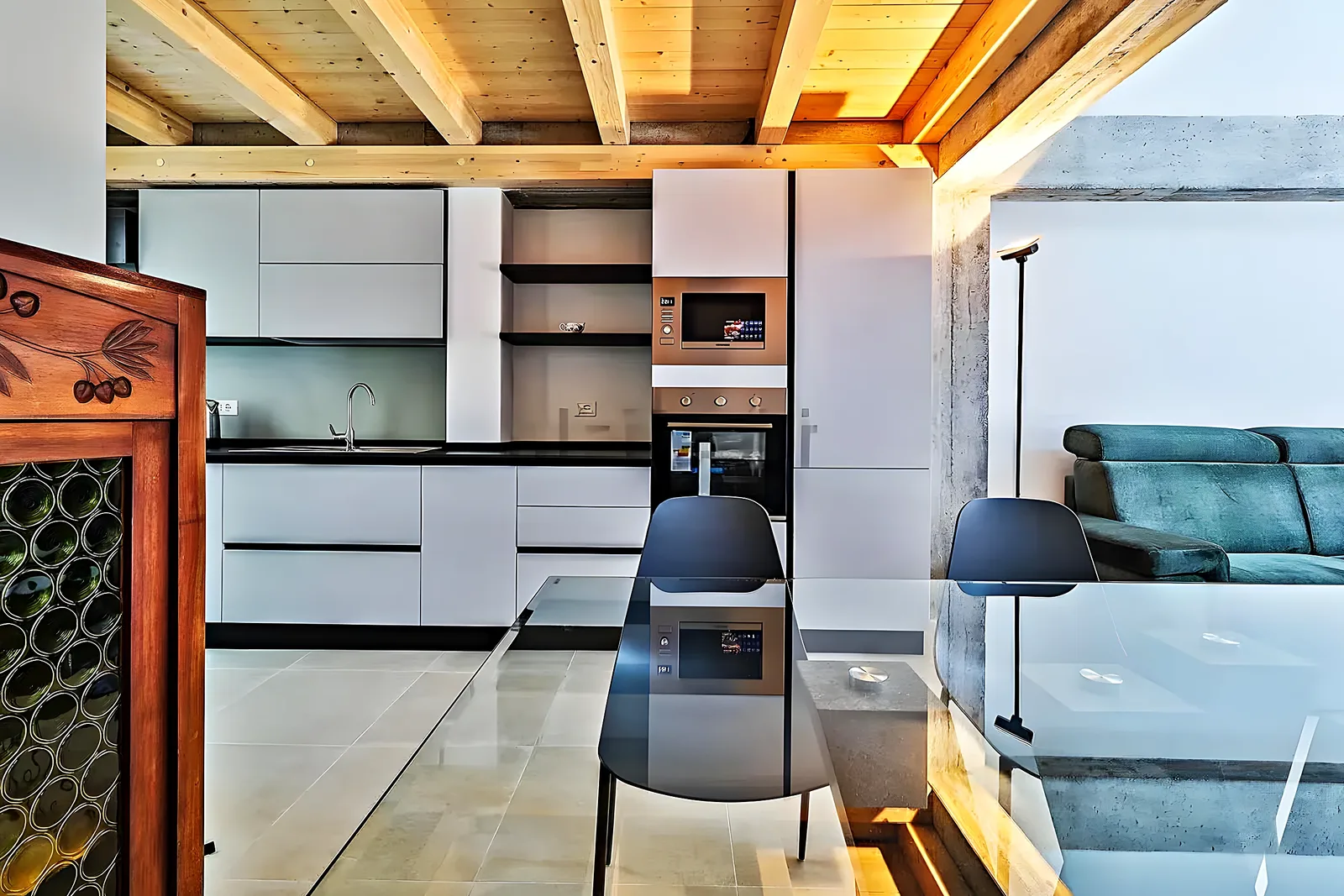 Salón amplio de una villa reformada en El Limonar, Málaga, con doble altura