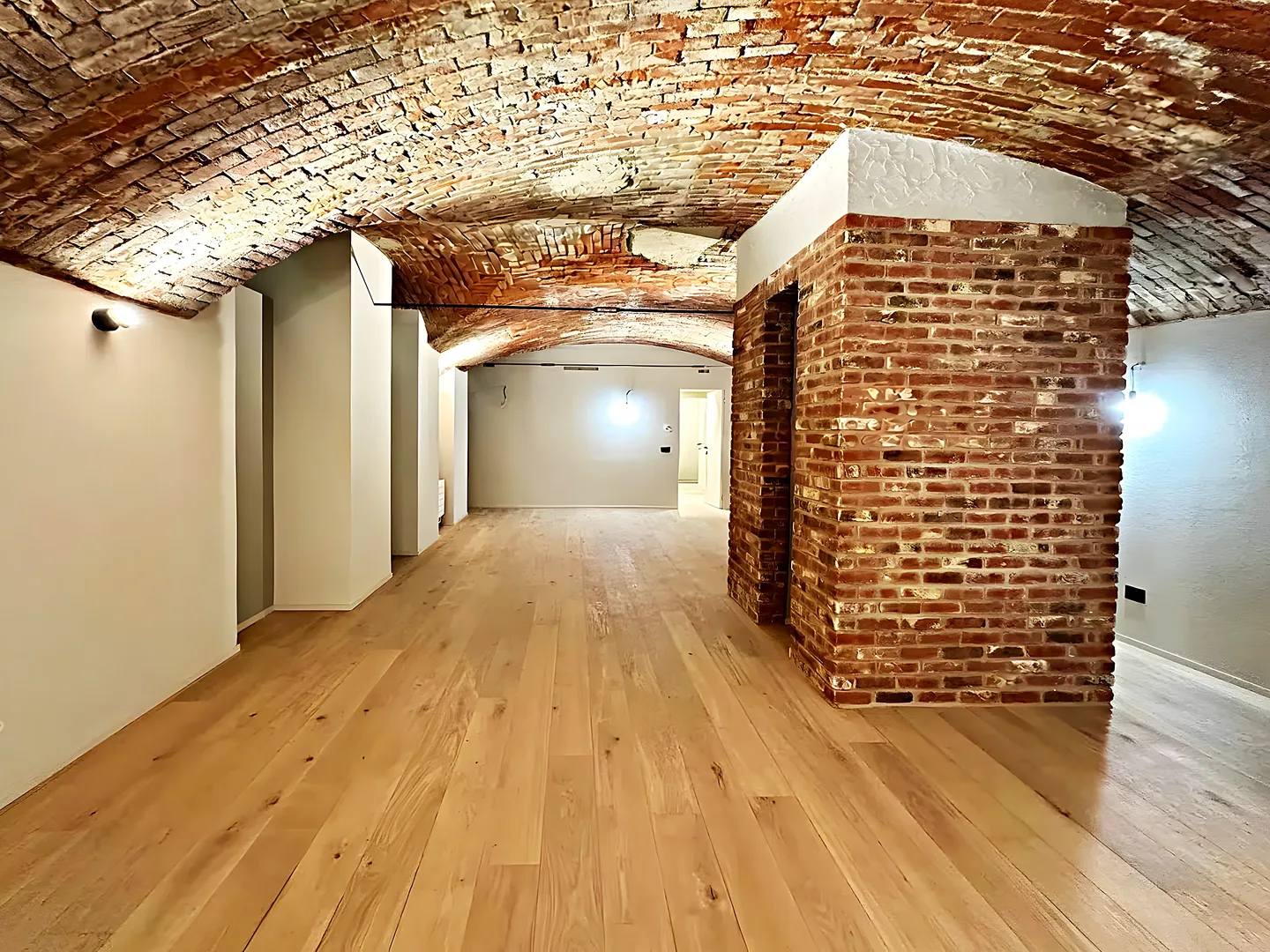 Salón de un piso de época reformado en el Centro Histórico de Málaga, con bóveda de ladrillo restaurada